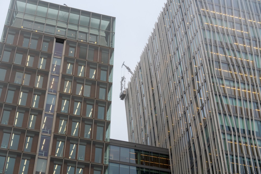 Inspecteren op grote hoogte: Een mistig avontuur op de Zuidas