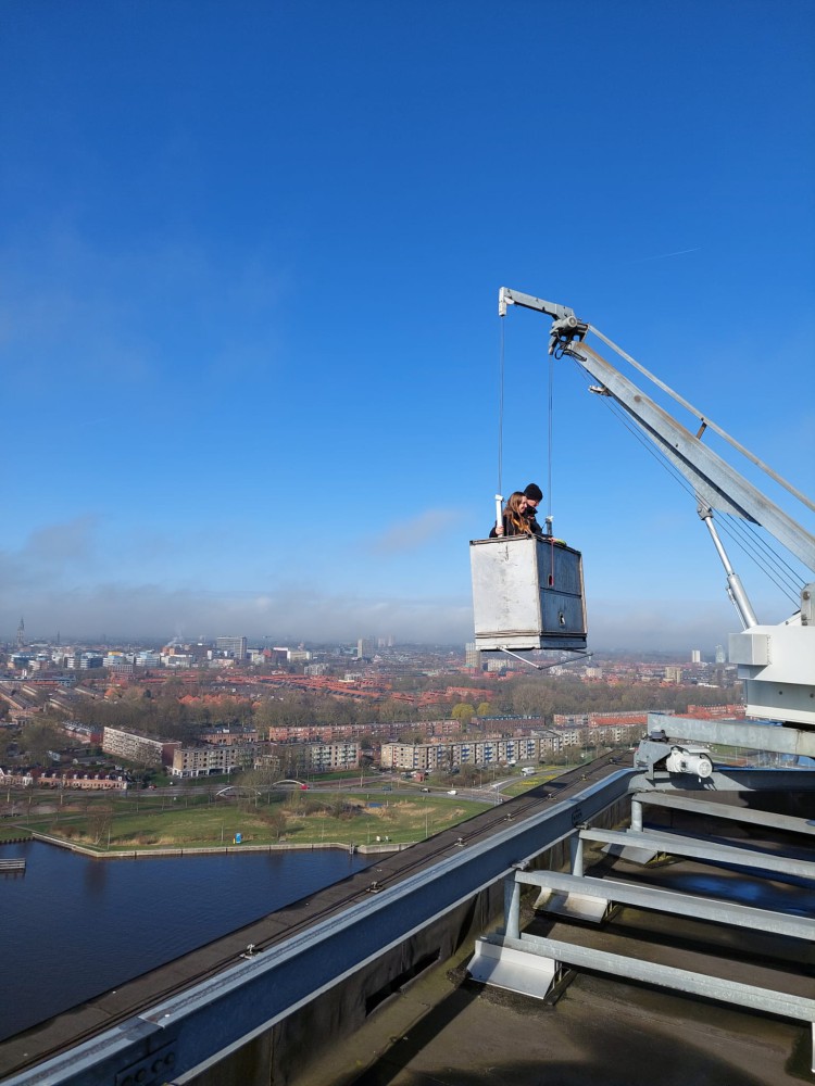 Vanachter het bureau naar het hoogwerkerbakje Vanachter het bureau naar het hoogwerkerbakje