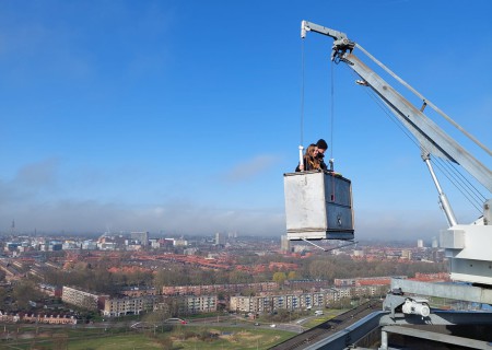 Vanachter het bureau de hoogte in