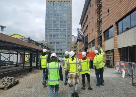 GevelAdvies deelt kennis met toekomstige bouwkundigen tijdens bezoek aan Herman Gortercomplex