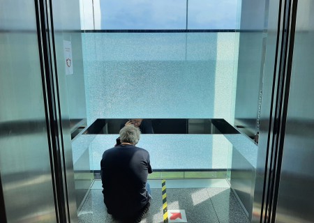 Geveladvies bedenkt plan om gehard glas veilig uit de gevel van Provinciehuis Utrecht te verwijderen